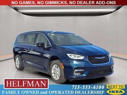 New 2025 Chrysler Pacifica Select