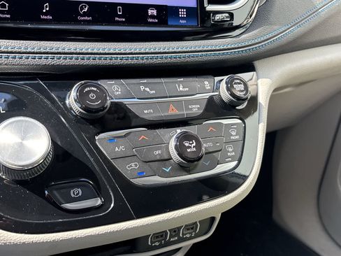 Used 2021 Chrysler Pacifica Touring-L FWD image 19