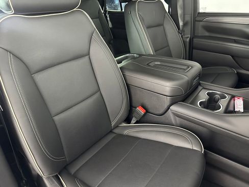 Used 2024 GMC Yukon SLT w/ SLT Luxury Package image 35