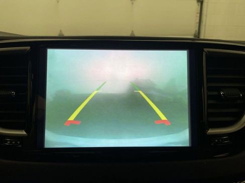 Used 2025 Chrysler Voyager LX image 8