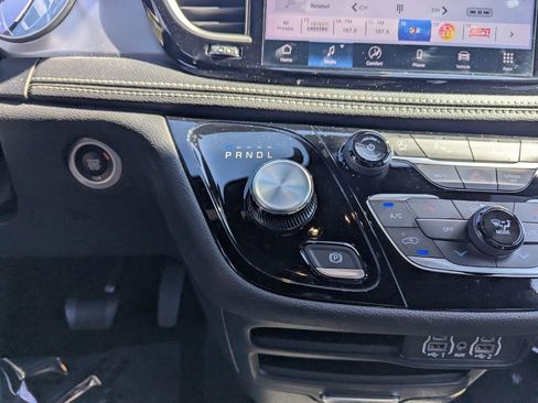 Used 2025 Chrysler Pacifica Select image 27