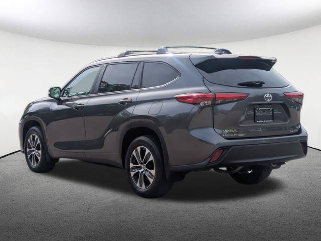 Used 2023 Toyota Highlander XLE AWD/4WD image 6