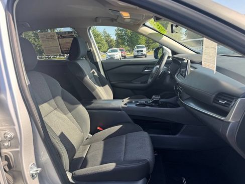 Used 2025 Nissan Rogue SV FWD image 16
