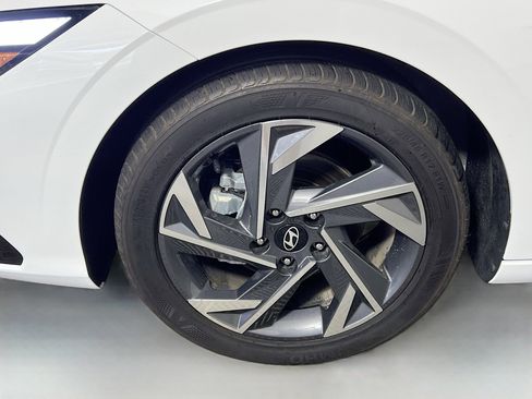 Used 2024 Hyundai Elantra Limited image 14