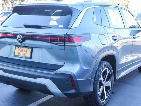 Used 2025 Volkswagen Tiguan SE image 6