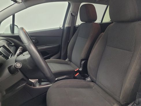 Used 2022 Chevrolet Trax LS w/ Tint and Cruise Package AWD/4WD image 17