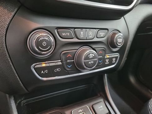 Used 2019 Jeep Cherokee Limited image 31