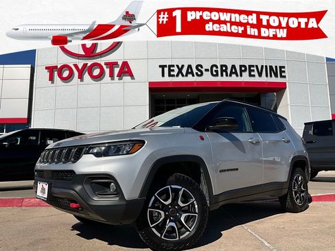Used 2025 Jeep Compass Trailhawk image 1