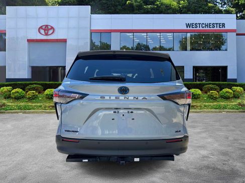 Used 2025 Toyota Sienna XLE Woodland Edition image 5