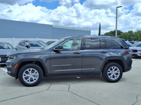 Used 2022 Jeep Grand Cherokee Limited w/ Luxury Tech Group II AWD/4WD image 4