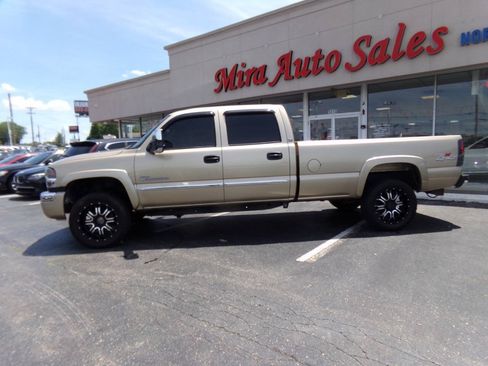 Used 2004 GMC Sierra 2500 SLE w/ Heavy-Duty Power Package AWD/4WD image 2