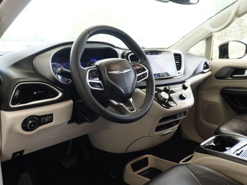 Used 2022 Chrysler Pacifica Touring-L FWD image 8