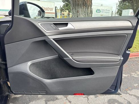 Used 2017 Volkswagen Golf SE image 37