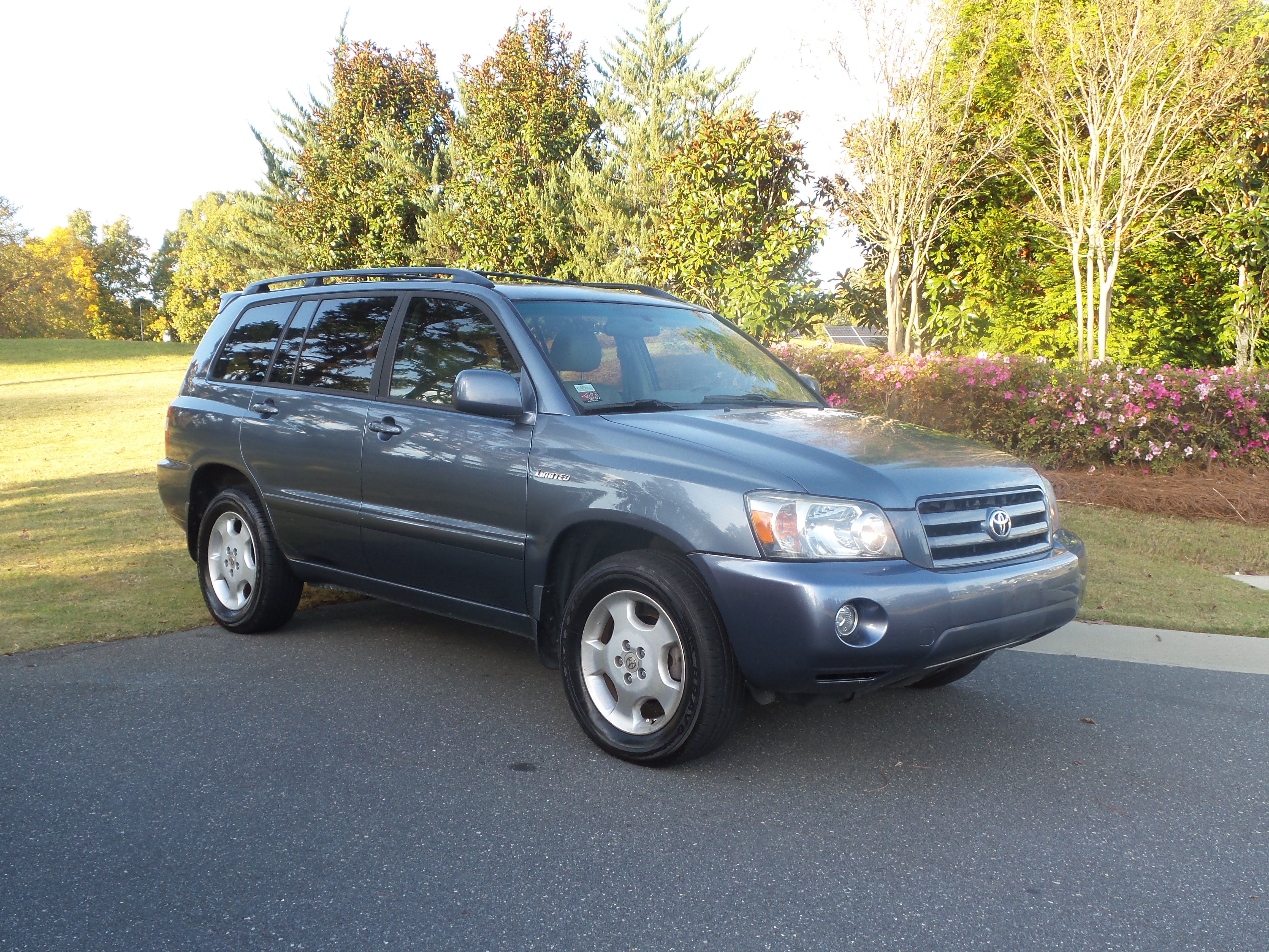 Used 2005 Toyota Highlander 4WD V6 w/ 3rd Row image 1