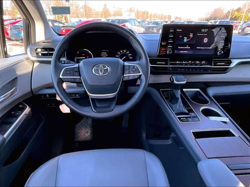 Used 2024 Toyota Sienna XLE image 18