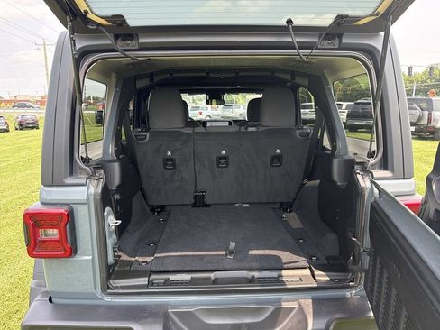 Used 2025 Jeep Wrangler Unlimited Rubicon w/ Convenience Group AWD/4WD image 17