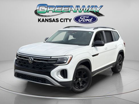 Used 2025 Volkswagen Atlas Peak Edition SE AWD/4WD image 3