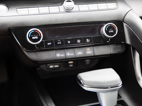 Used 2024 Hyundai Elantra SEL FWD image 15