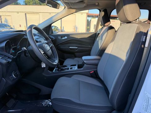 Used 2018 Ford Escape SE FWD image 2