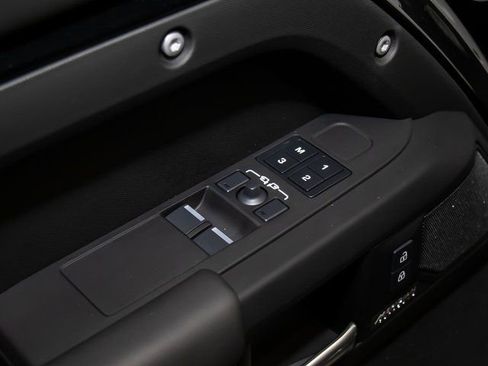 Used 2025 Land Rover Defender 90 X-Dynamic SE image 14