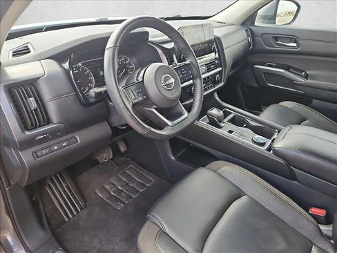 Used 2025 Nissan Pathfinder SL image 10