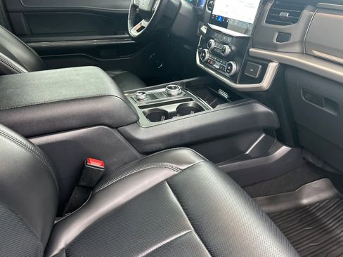 Certified 2024 Ford Expedition XLT image 17
