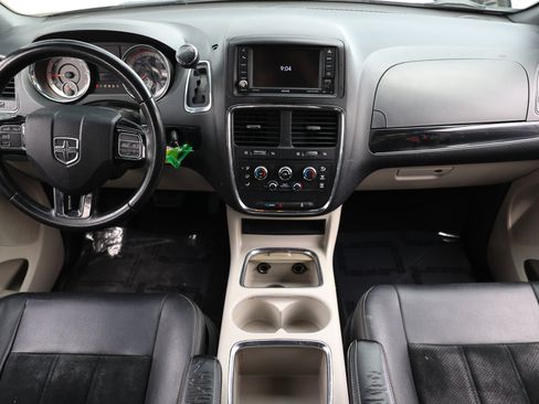 Used 2018 Dodge Grand Caravan SXT FWD image 2