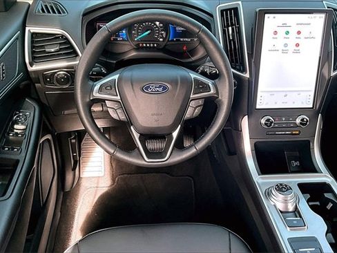 Certified 2024 Ford Edge SEL w/ Convenience Package image 3