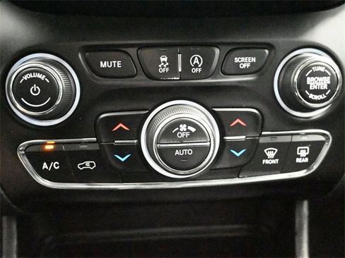 Used 2020 Jeep Cherokee Limited image 24