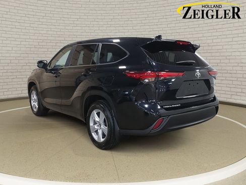 Used 2023 Toyota Highlander LE image 8