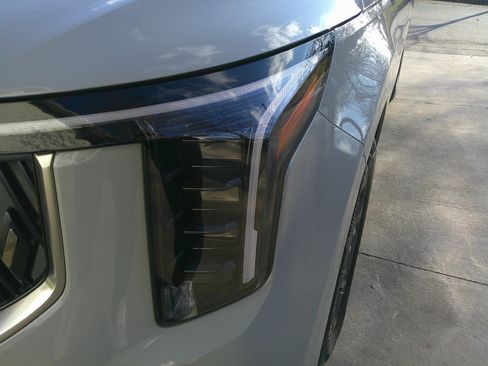 Used 2025 Kia Carnival EX image 7