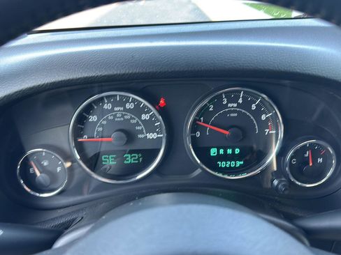 Used 2015 Jeep Wrangler Unlimited Rubicon w/ Connectivity Group image 12