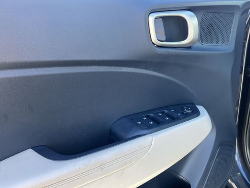 Used 2024 Hyundai Venue Limited FWD image 15