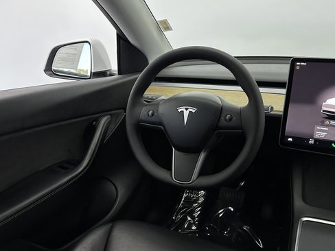 Used 2022 Tesla Model Y Long Range image 21