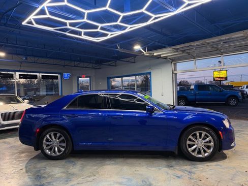 Used 2018 Chrysler 300 Touring L image 7