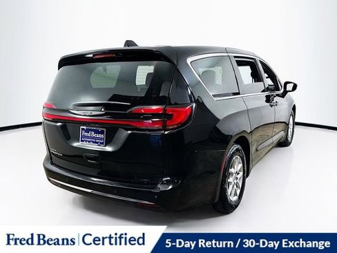 Used 2025 Chrysler Pacifica Select image 11