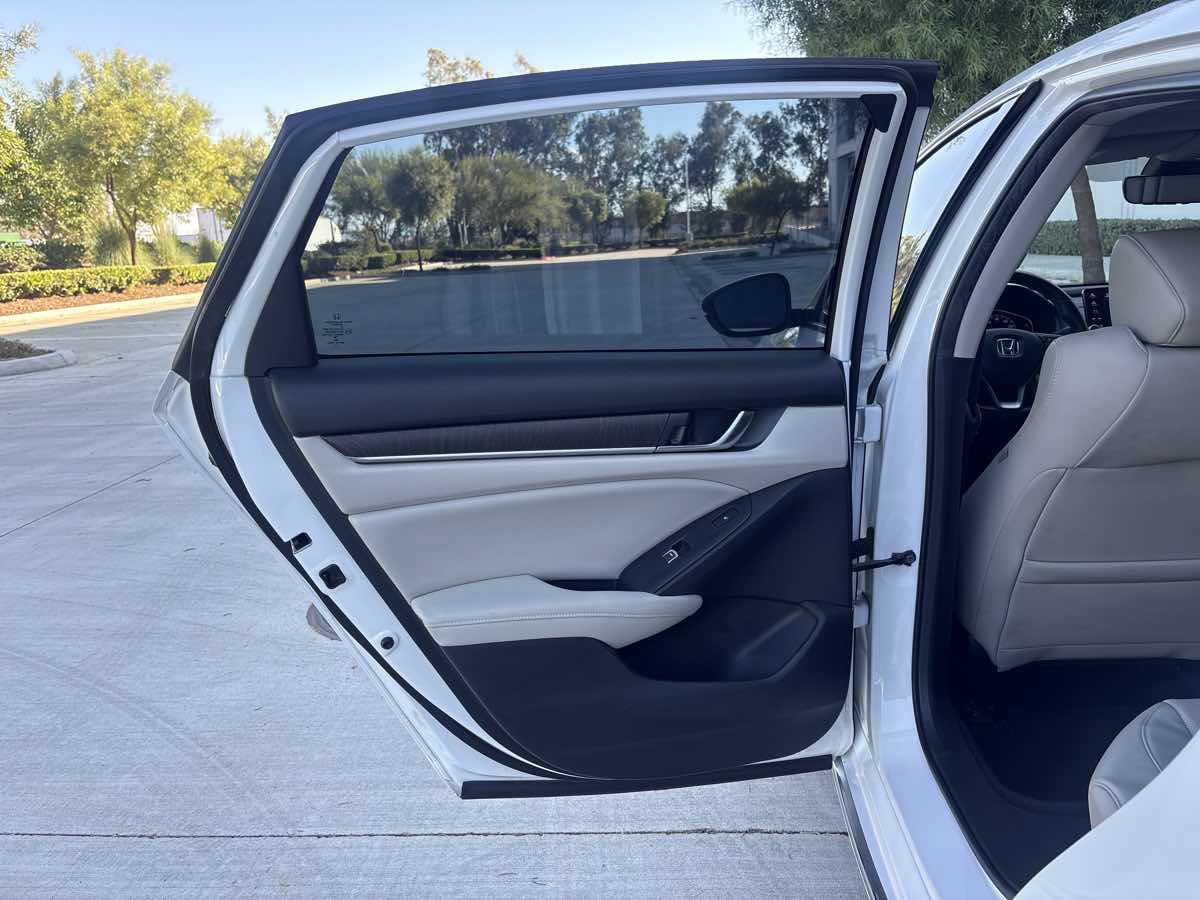 Used 2018 Honda Accord Touring image 10