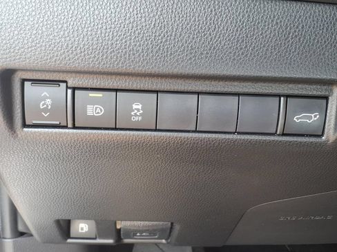 Used 2021 Toyota Venza LE w/ Carpet Mat Package (TMS) AWD/4WD image 18