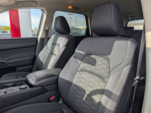 Used 2025 Nissan Pathfinder SV image 6