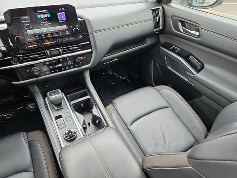 Used 2025 Nissan Pathfinder SL AWD/4WD image 12