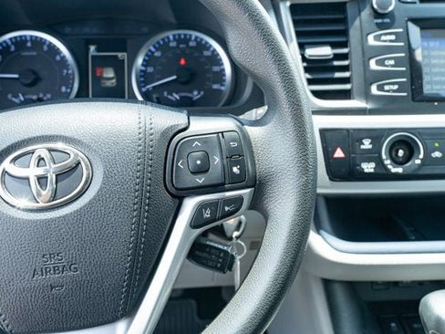 Used 2019 Toyota Highlander LE FWD image 21