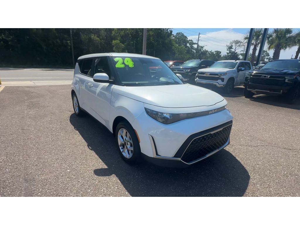 Used 2024 Kia Soul LX w/ Option Group 015 FWD image 8