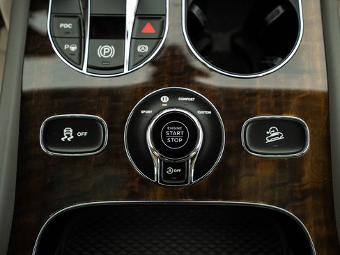 Used 2022 Bentley Bentayga image 56