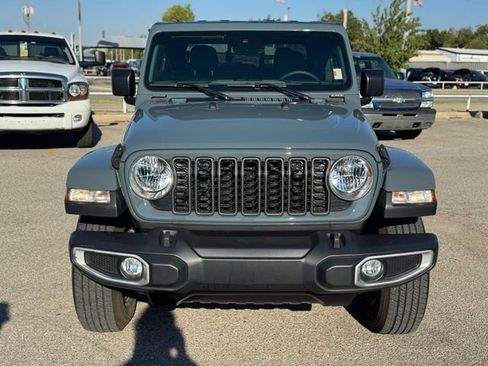 Used 2024 Jeep Gladiator Sport AWD/4WD image 2