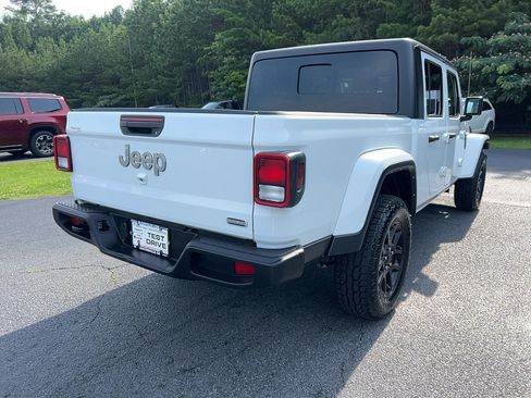 Used 2023 Jeep Gladiator Overland AWD/4WD image 5