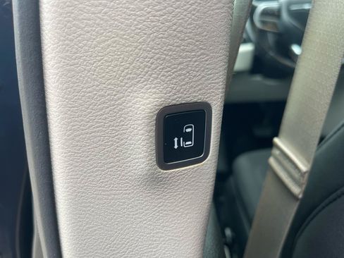 Used 2019 Chrysler Pacifica Touring Plus w/ Cold Weather Group FWD image 23