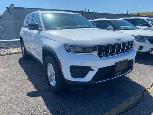Used 2023 Jeep Grand Cherokee Laredo w/ Luxury Tech Group I AWD/4WD image 2