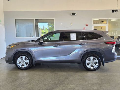 Used 2022 Toyota Highlander LE AWD/4WD image 7