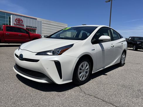 Used 2020 Toyota Prius LE image 3