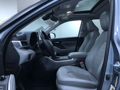 Certified 2021 Toyota Highlander XLE AWD/4WD image 18